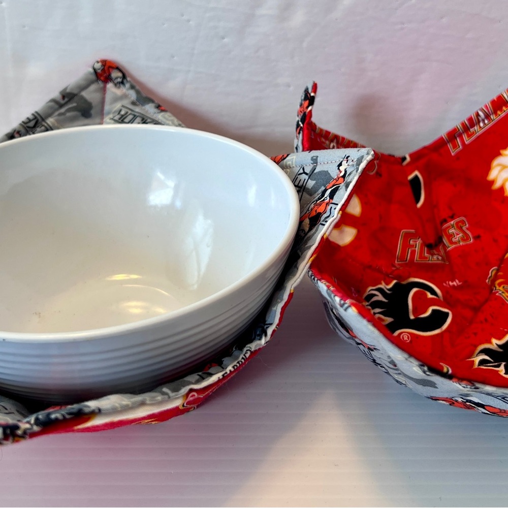 Hockey Team Bowl Cozy - Calgary Flames